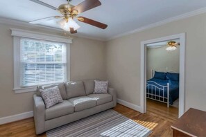 5 bedrooms, iron/ironing board, travel crib, WiFi - Pool! Near Fort Moore & Downtown - Our White House (Columbus)