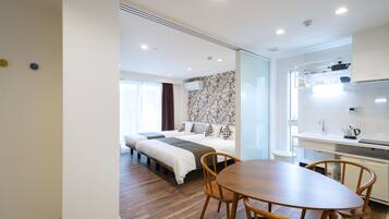 Deluxe Triple Room | Meja, ruang kerja komputer riba, Wi-fi percuma, cadar katil