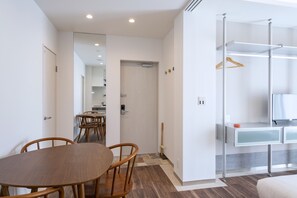 Escritorio, espacio para trabajar con laptop y wifi gratis