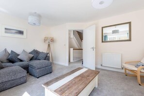 Fernseher, Bücher, Arbeitsbereiche