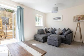 Fernseher, Bücher, Arbeitsbereiche