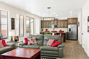 House, 4 Bedrooms | Living area | Smart TV