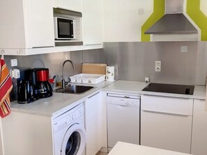 Micro-ondes, plaque de cuisson, lave-vaisselle, cafetiĂšre/bouilloire