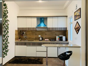 Jääkaappi, mikroaaltouuni, uuni, liesi