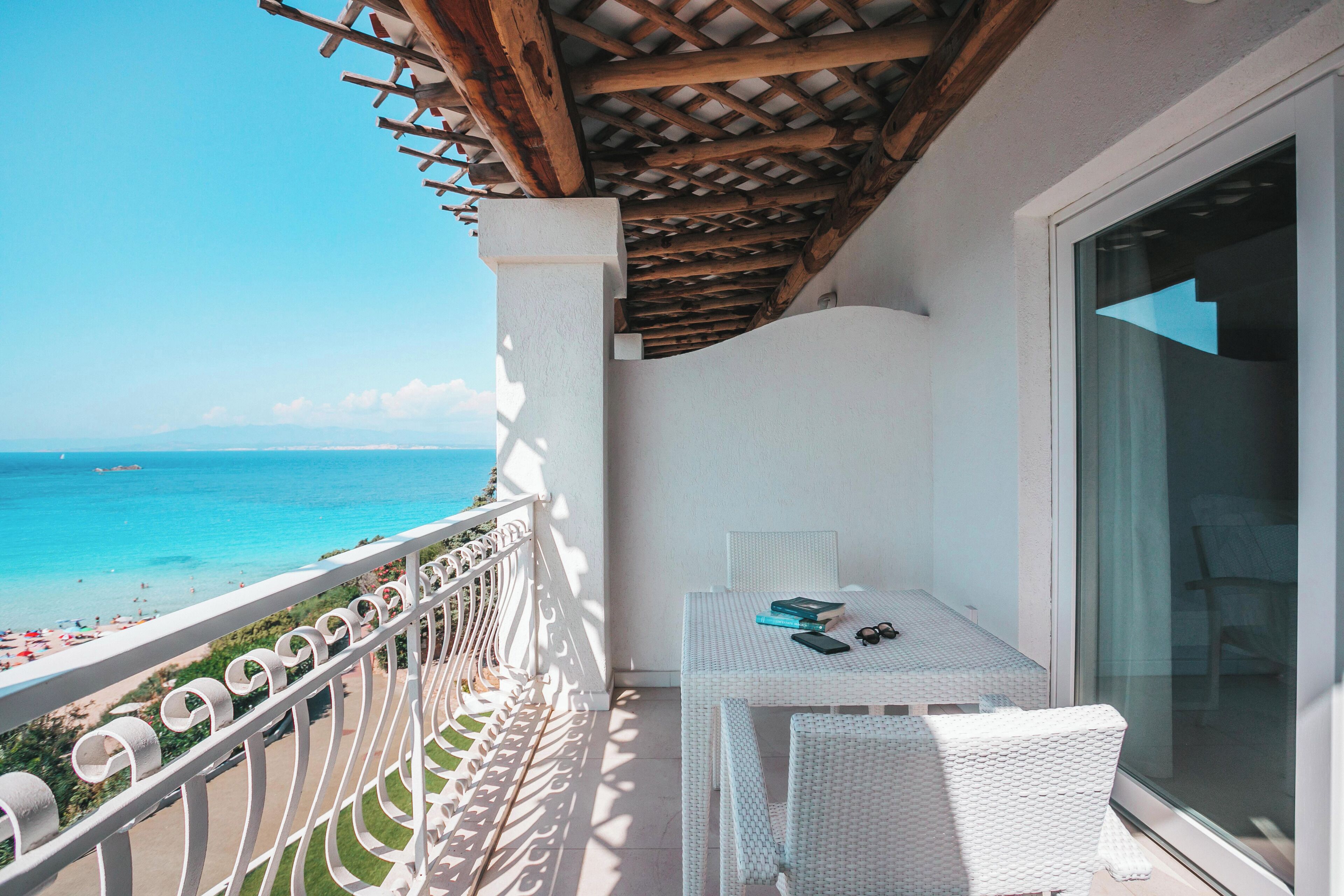 Een minibar, een kluis op de kamer, een bureau, verduisterende gordijnen