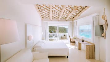 غرفة تنفيذية (Junior Suite) | ميني بار وخزنة داخل الغرفة ومكتب وستائر تعتيم