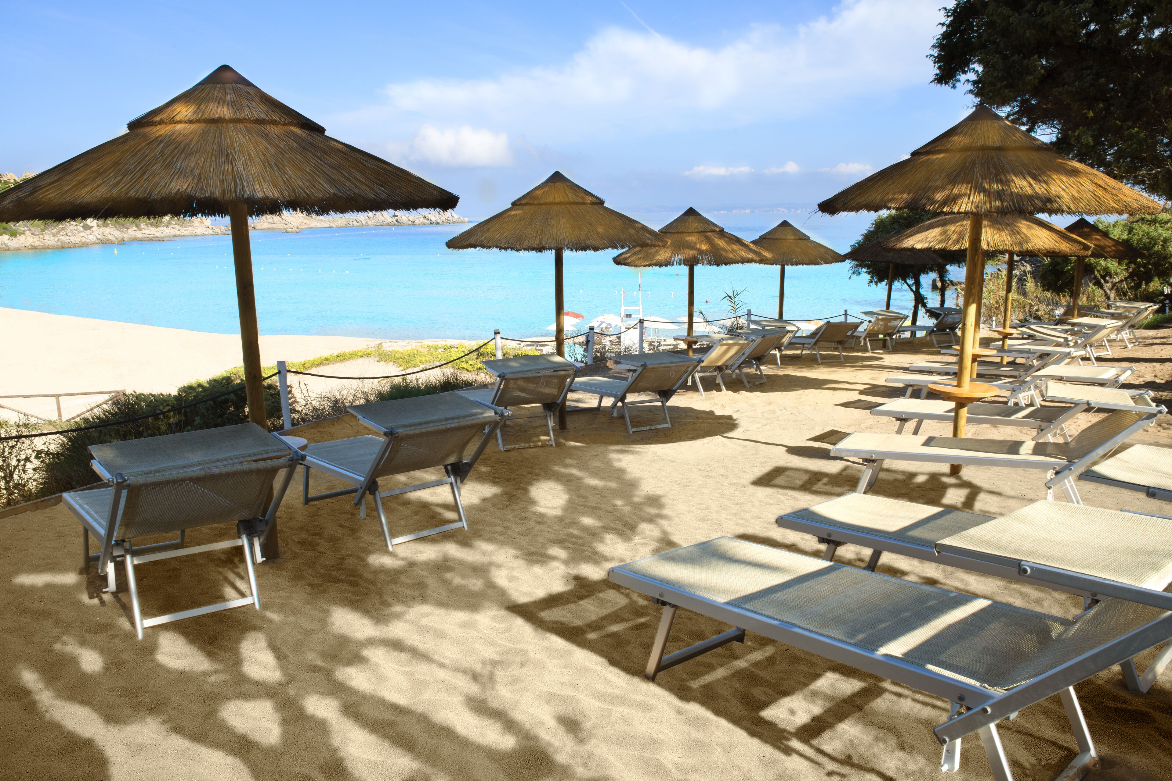 Plage privée, chaises longues, parasols, serviettes de plage