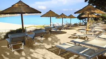 Plage privée, chaises longues, parasols, serviettes de plage