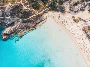 Plage privée, chaises longues, parasols, serviettes de plage