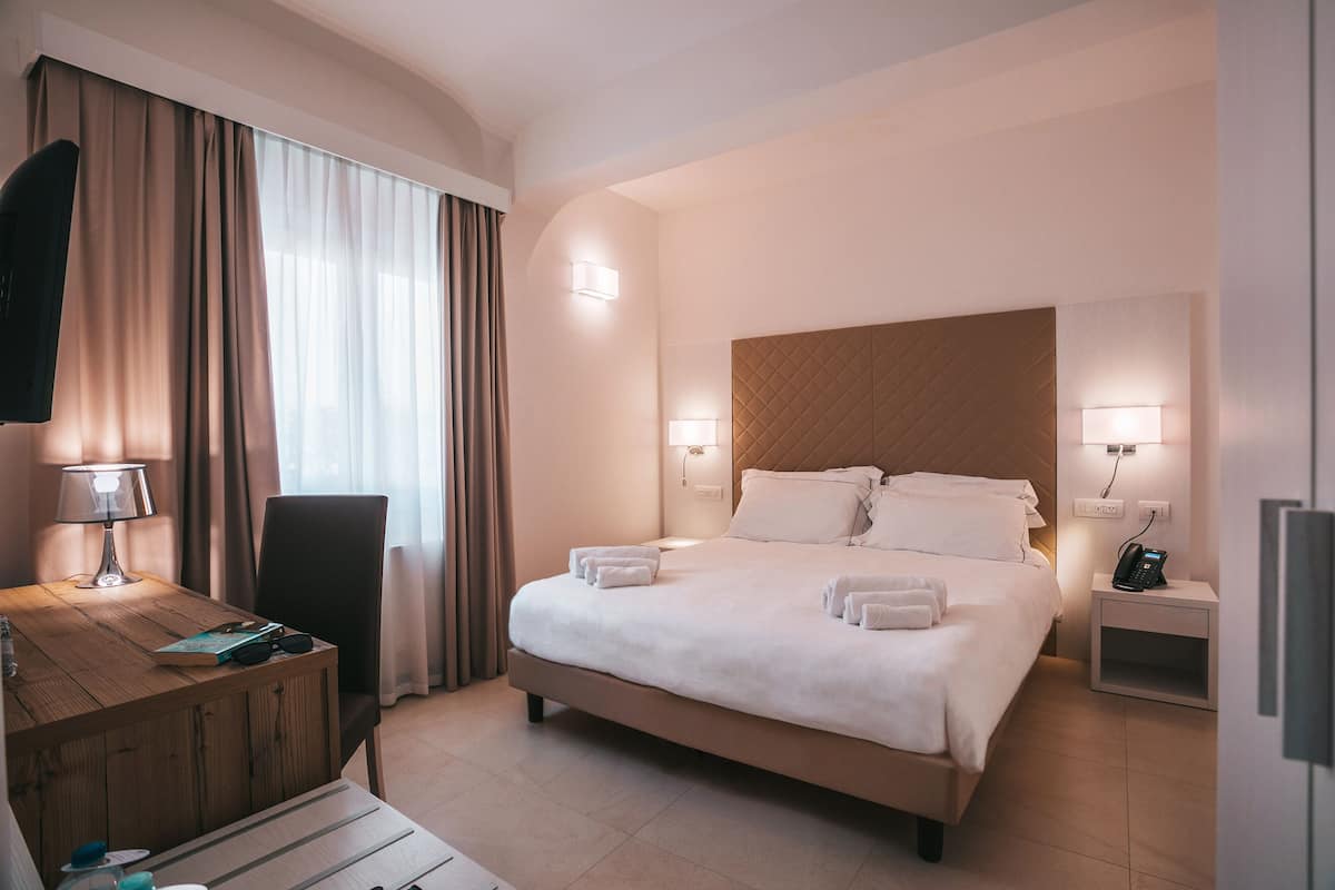 Minibar, una cassaforte in camera, una scrivania, tende oscuranti