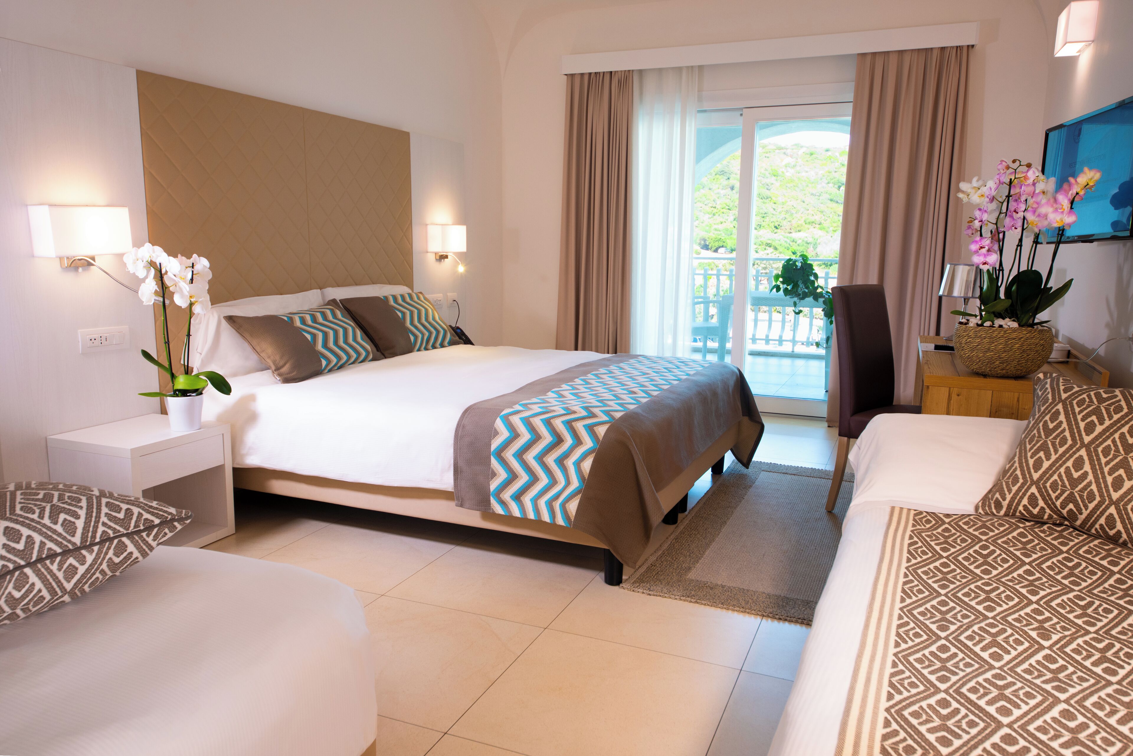 Een minibar, een kluis op de kamer, een bureau, verduisterende gordijnen