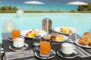 Free daily buffet breakfast