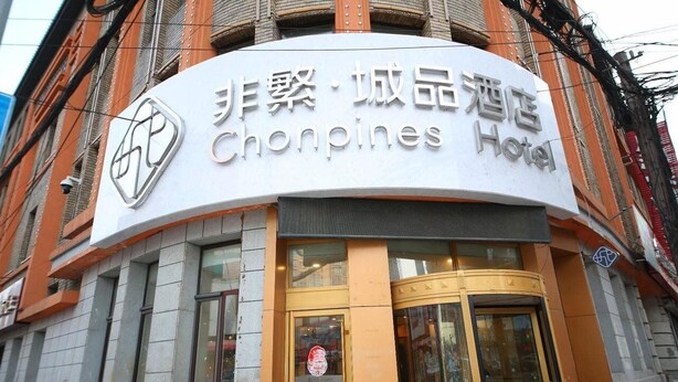 La façade de l’hôtel Chonpines, avec une enseigne bien visible portant son nom.