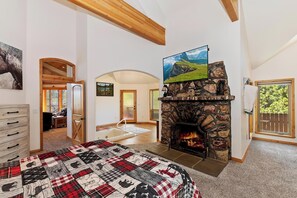 4 makuuhuonetta, työpöytä, Wi-Fi