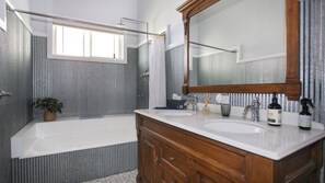 Combined shower/bathtub, towels