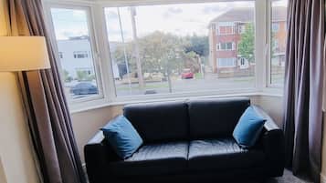 Lejlighed | Stue | 30-tommers tv med digitale kanaler