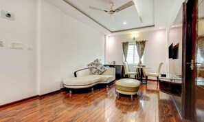 In-room safe, desk, soundproofing, iron/ironing board - Treebo The Sai Leela Suites (Bengaluru)