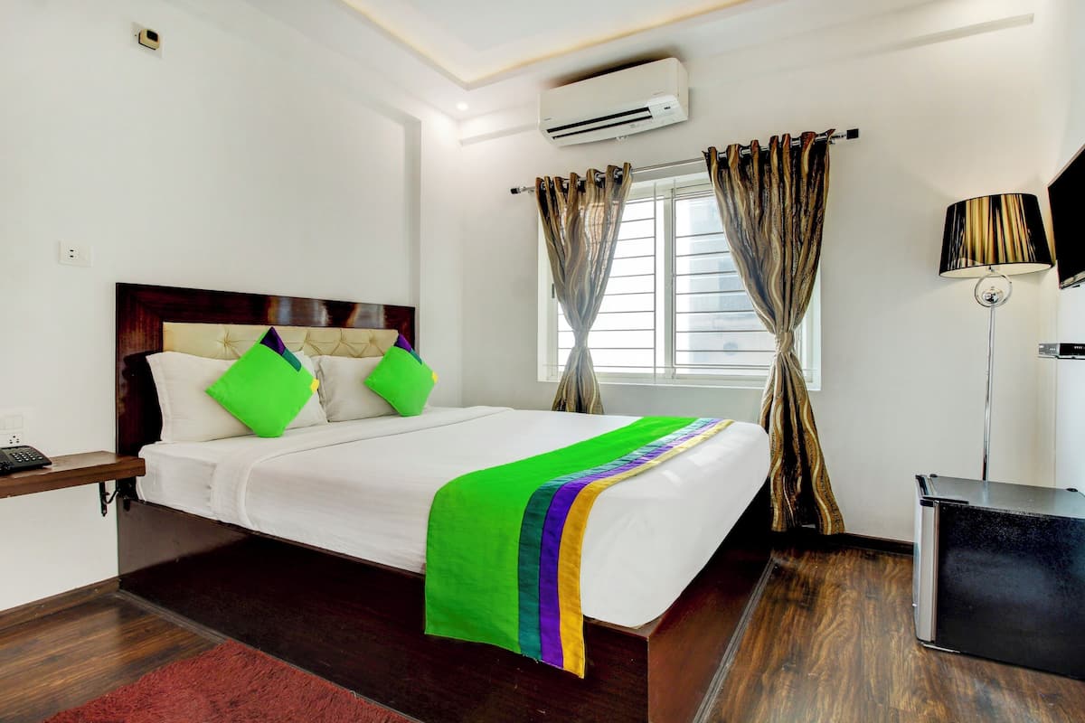 Deluxe Room | In-room safe, desk, soundproofing, iron/ironing board