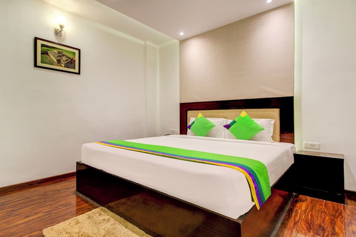 Standard Room | In-room safe, desk, soundproofing, iron/ironing board
