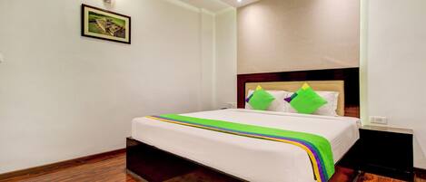 Kamar Standar | Brankas, meja kerja, kedap suara, dan setrika/meja setrika