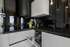 ثلاجة، ميكروويف، فرن، غسالة أطباق