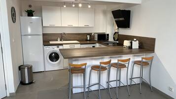 Réfrigérateur, micro-ondes, four, plaque de cuisson