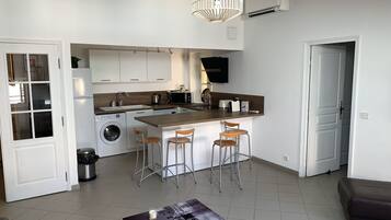 Réfrigérateur, micro-ondes, four, plaque de cuisson