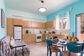 Family Suite | Private kitchen | Fridge, microwave, oven, coffee/tea maker