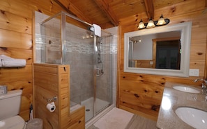 Combined shower/tub, towels