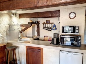 Mikrowelle, Ofen, Herdplatte, Wasserkocher mit Kaffee-/Teezubehör