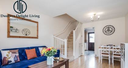 Dwellers Delight Living Serviced Accommodation ★ 2 Bed House ★Woodford, London.