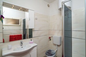 Shower, hair dryer - Apartments and rooms Marija, (16468), Cavtat, hr (Cavtat)