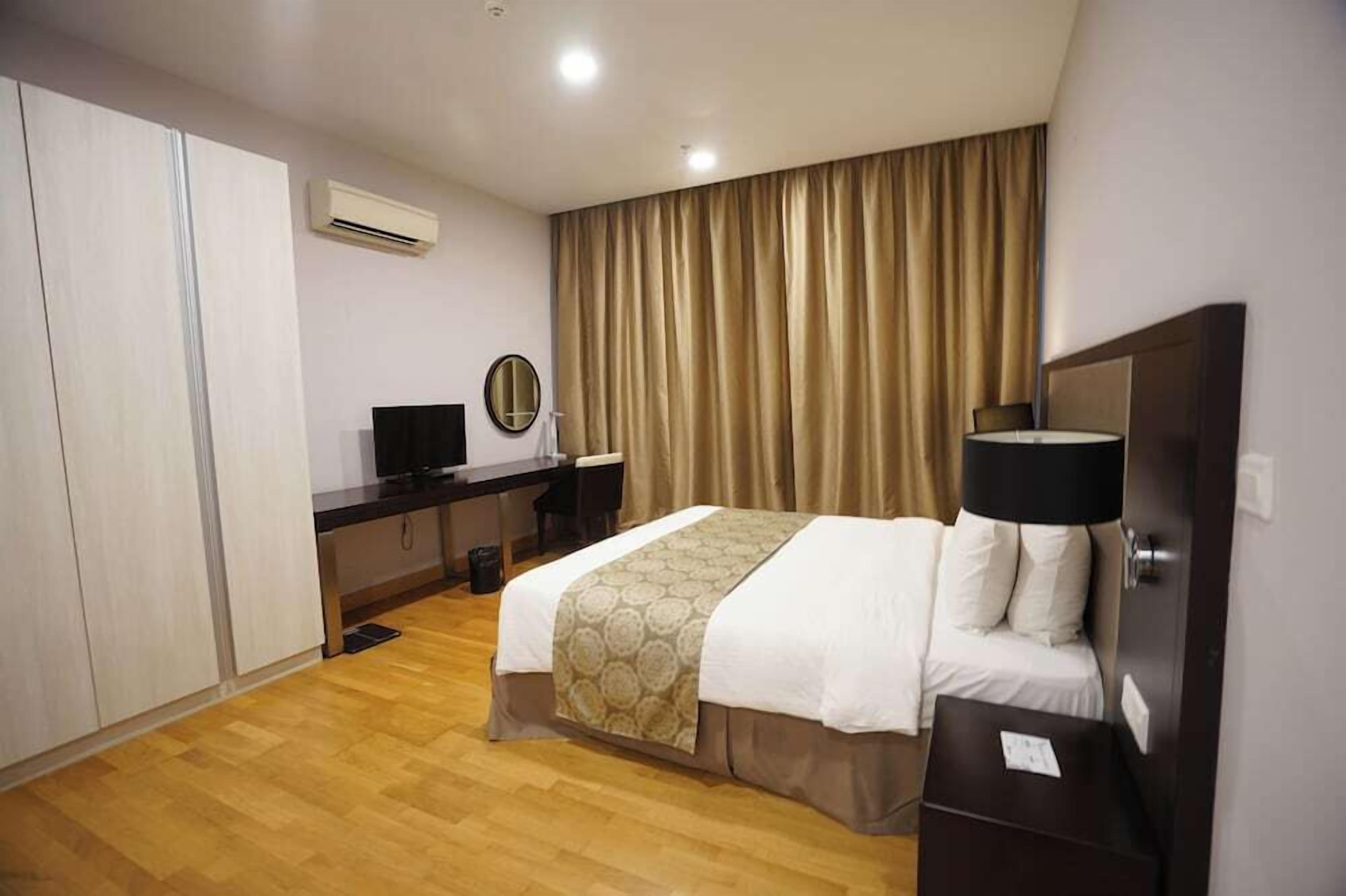 In-room safe, desk, blackout drapes, soundproofing