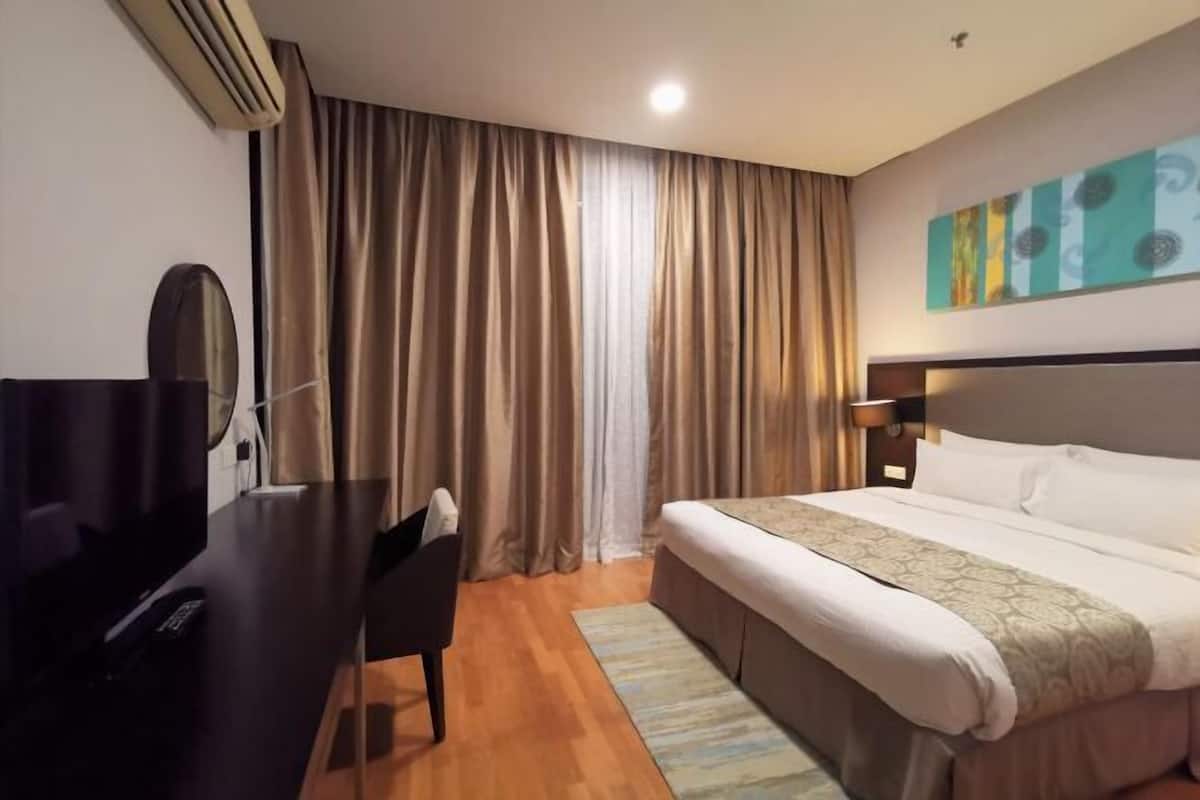 1 bedroom, in-room safe, desk, blackout drapes