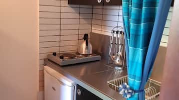 Réfrigérateur, four, plaque de cuisson, cafetiÚre/bouilloire