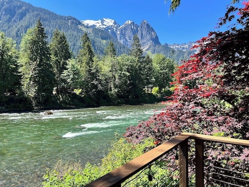 Mountain View Cabin w/ amazing mountain views, hot tub, wifi, wood stove