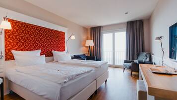 Ylelliset vuodevaatteet, minibaari, tallelokero huoneessa, työpöytä