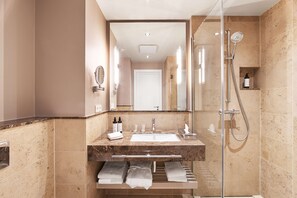 Dusche, Haartrockner, Handtücher, Seife