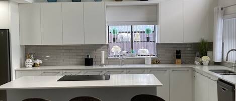 Kylskåp, mikrovågsugn, ugn och spishäll