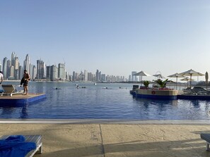 من حمّامات السباحة المغطاة، حمّام سباحة خارجي