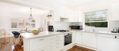 Frigorífico, microondas, horno y placa de cocina