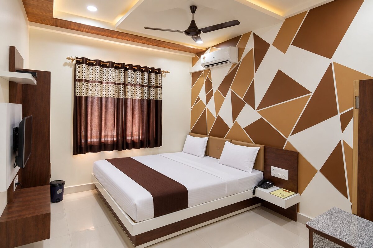 Deluxe Room (AC) | Free WiFi, bed sheets