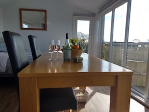 Private kitchen - Ailsa Lodge Sleeps 3- Hot Tub, Scenic Views (Dalry)