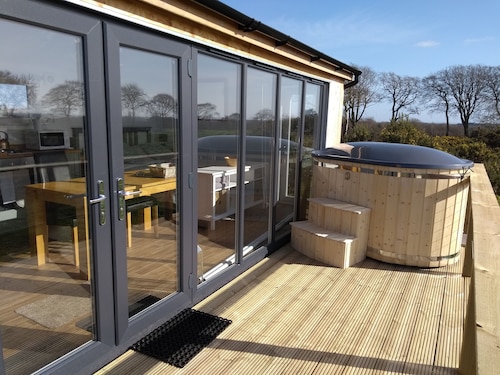 Cleeves Cabins, Ailsa Luxury Lodge With hot tub