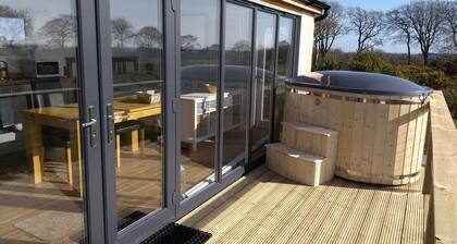 Cleeves Cabins, Ailsa Luxury Lodge With hot tub