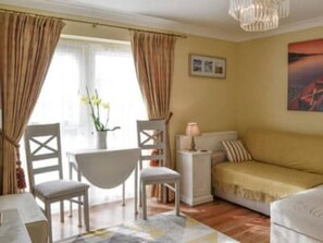 Living room - 1-bed Cottage on Coastal Pathway in South Wales (Barry)