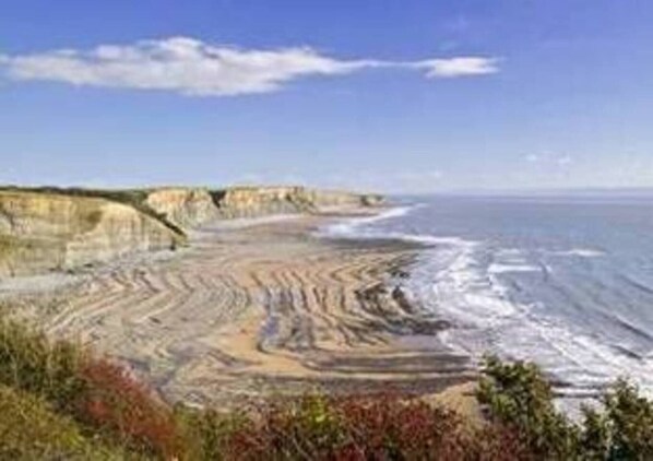 Cottage | Beach | Private beach - 1-bed Cottage on Coastal Pathway in South Wales (Barry)