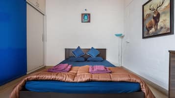 2 slaapkamers, een bureau, een strijkplank/strijkijzer, gratis wifi