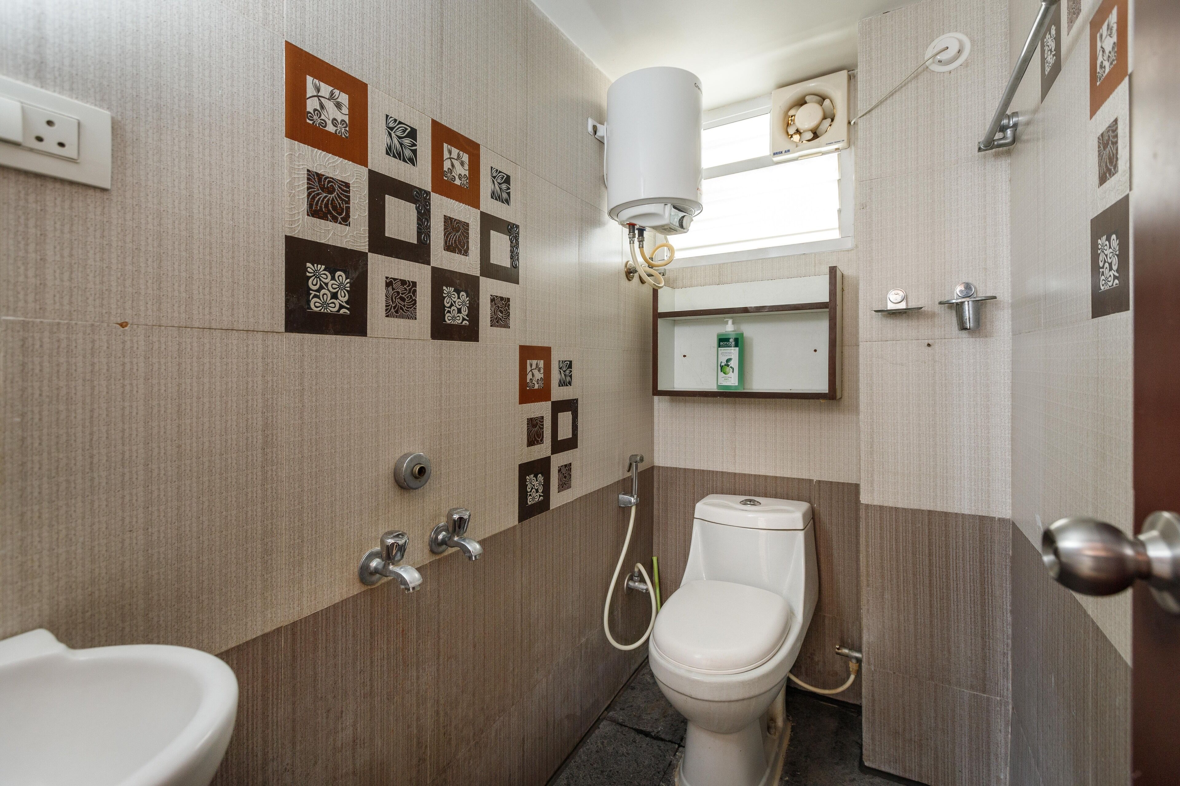 Een douche, een haardroger, handdoeken, zeep