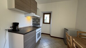 Fridge, oven, stovetop, coffee/tea maker - Trarego Haus - Apartment 3 (Viggiona)